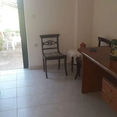 Mavrovouni Small Houshe Gíthio
